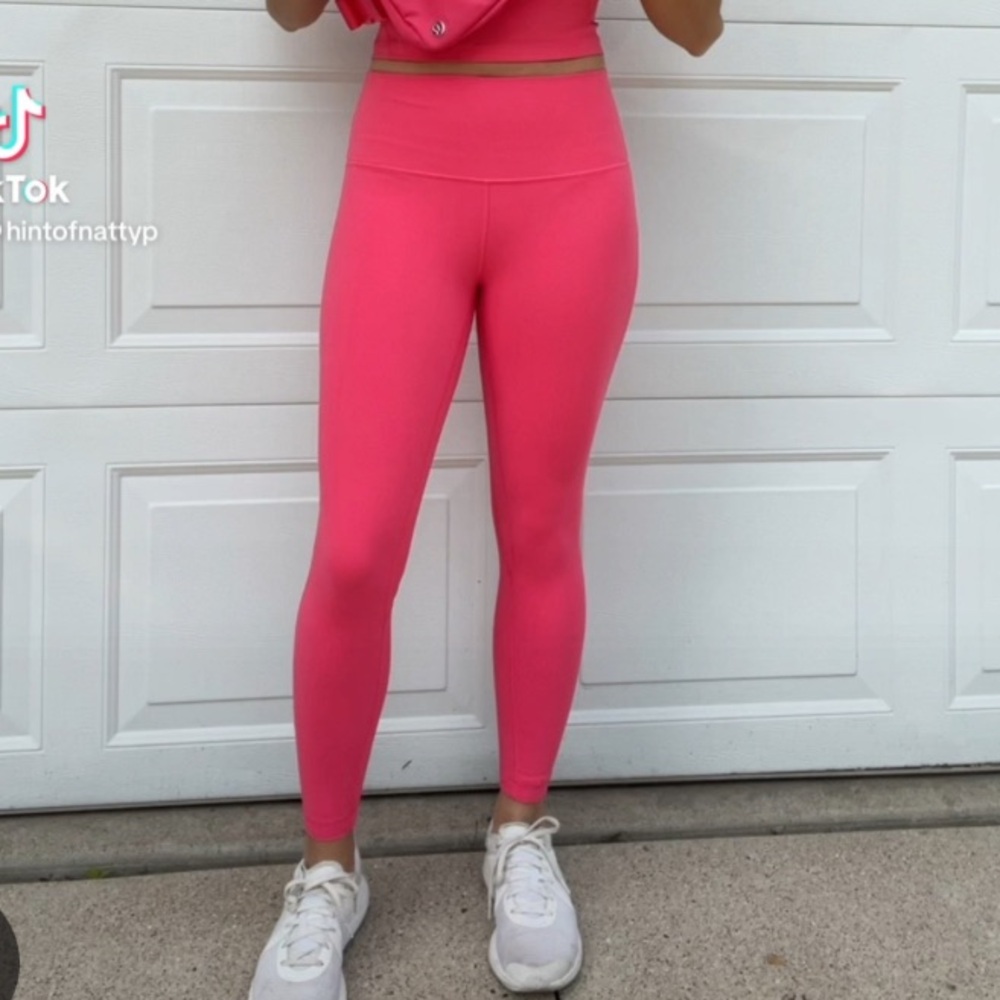 Lululemon Align High-Rise
Leggings 28" (Lip Gloss Pink)